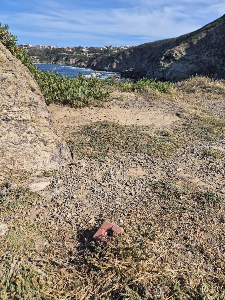 Photo d'une borne de Géomètre trouvée lors de vacances en Sardaigne dans la région d'Oristano.